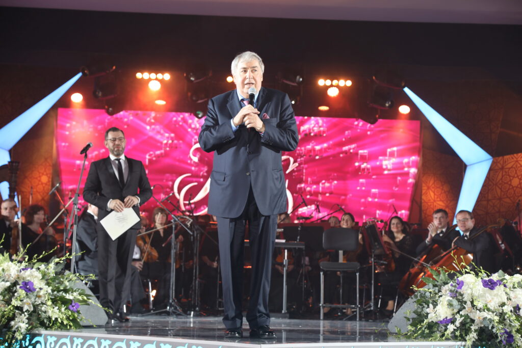 Михаил Гуцериев на сцене